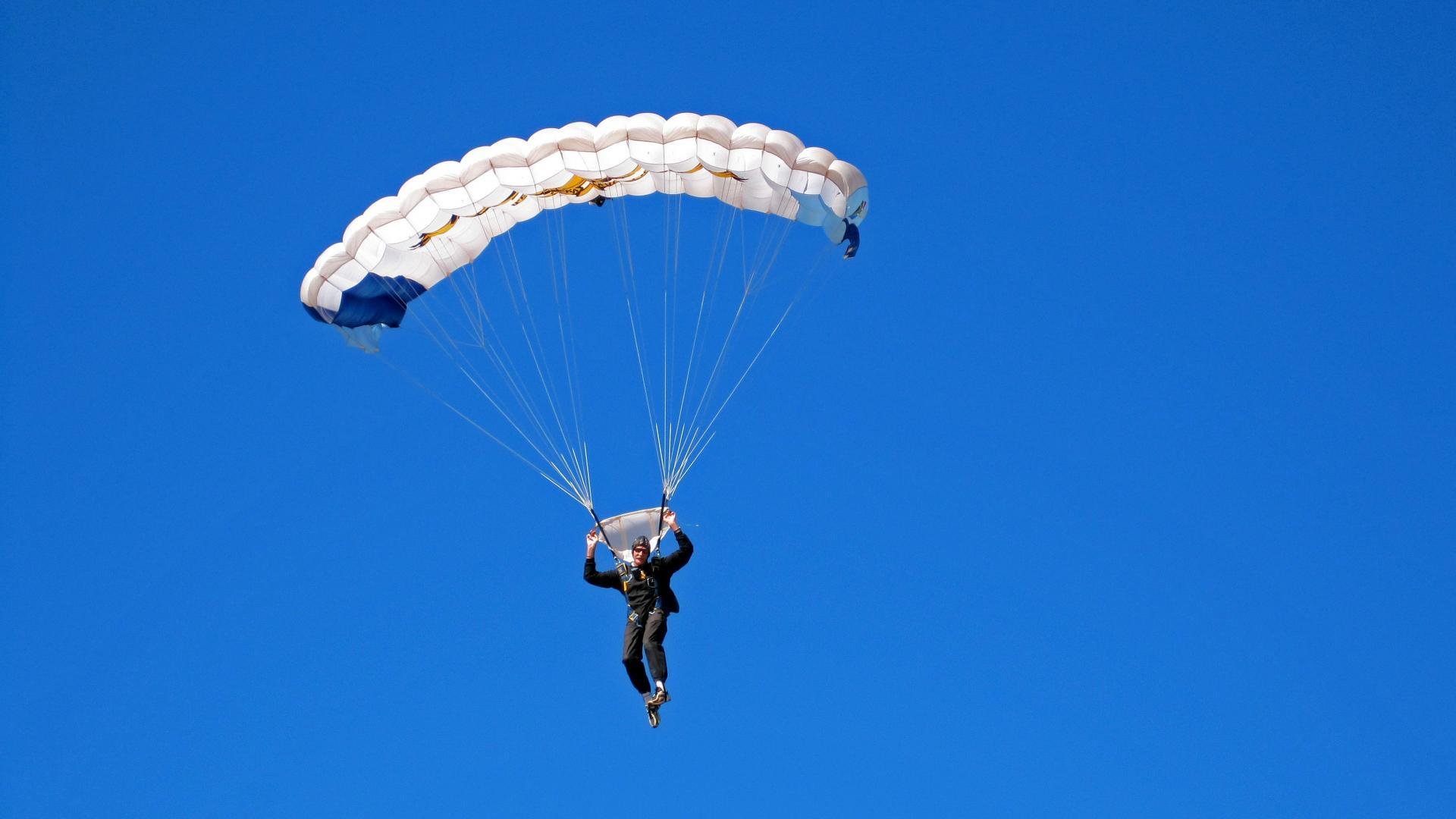 爱游戏平台-《电竞界的“金牌搭档”：合作背后的故事》，电竞与品牌合作