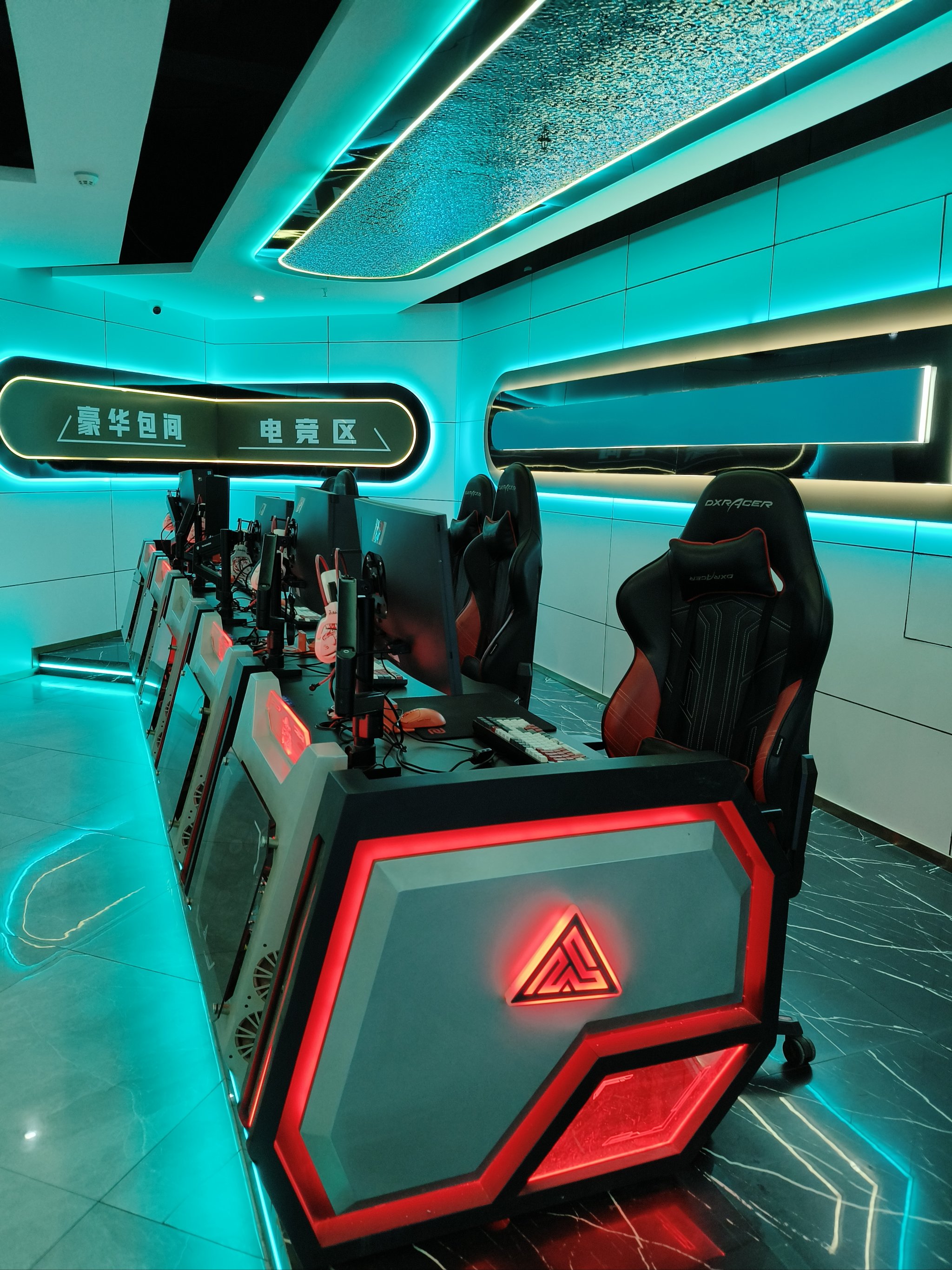 包含"爱游戏入口:电竞赛事的场地设计与观赏体验"的词条