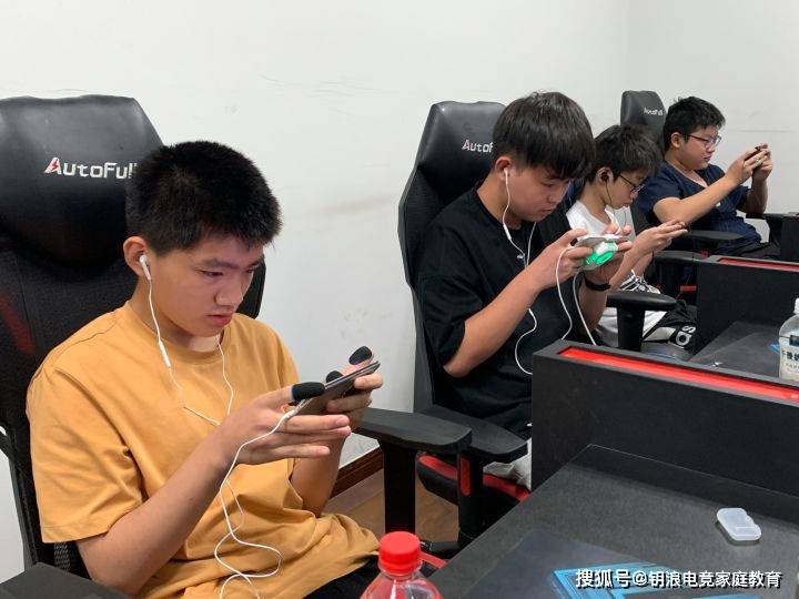 爱游戏入口:电竞与心理健康：选手如何应对职业压力的简单介绍