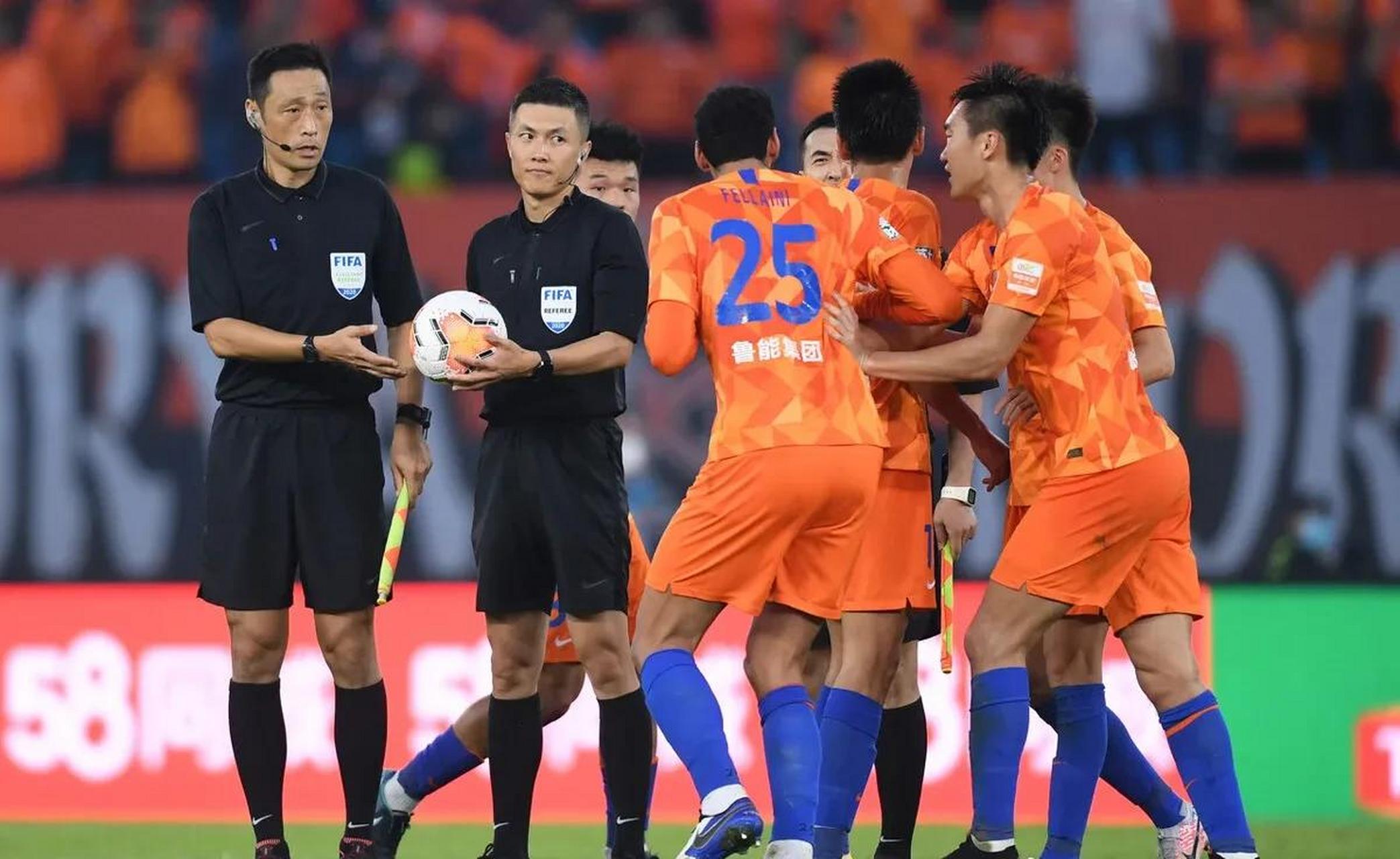 AIYOUXI.COM-爱游戏:篮球裁判执法争议，影响比赛结果的简单介绍